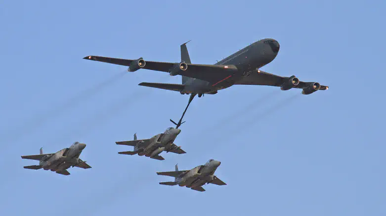 מטוס קרב מתדלק באוויר