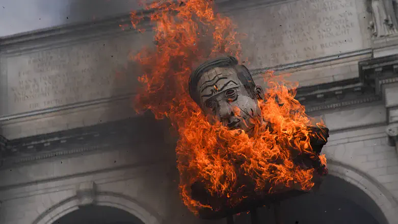 Anti-Israel protesters burn Netanyahu effigy