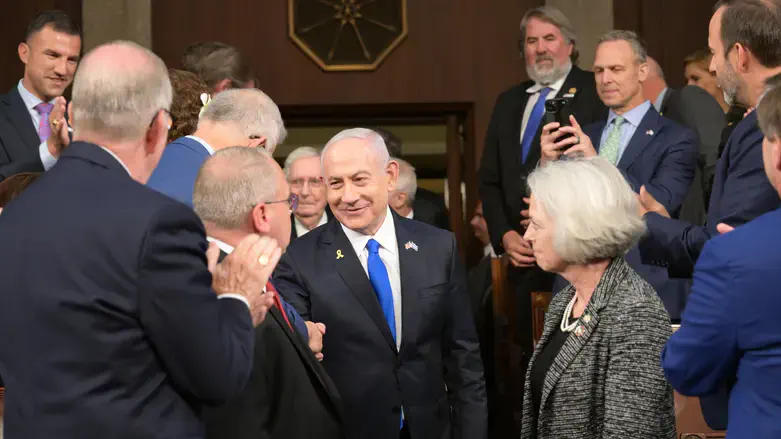 Netanyahu shakes hands with Congress members