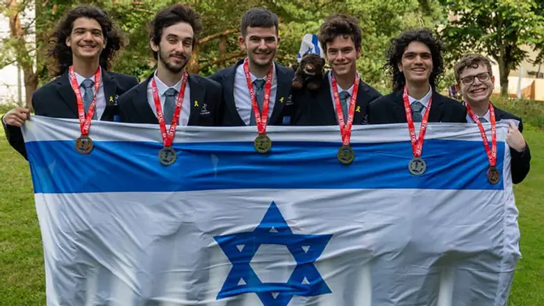 קורן, שלישי משמאל