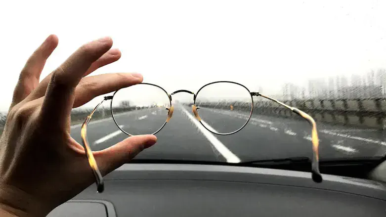 משקפיים בנהיגה