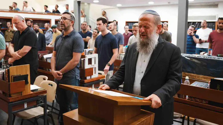 הב חיים גנץ עם בני המשפחות של התצפיתניות