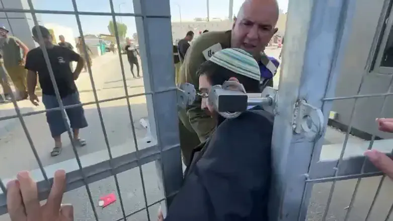 ח"כ צבי סוכות נכנס לבסיס שדה תימן