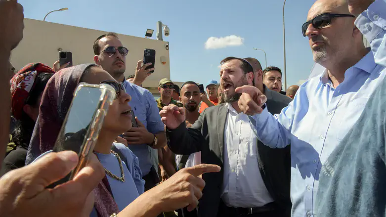 השר אליהו וח"כ ואטורי בשדה תימן