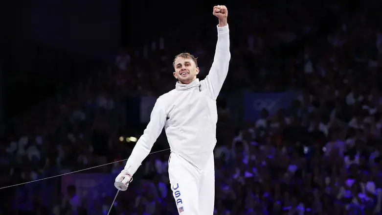 Nick Itkin celebrates winning the men's foil individual bronze medal at the 2024 POlympics