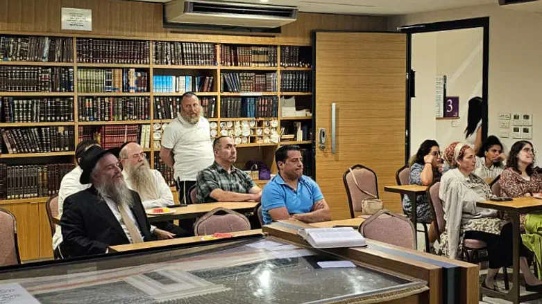 רבני תאילנד ומטיילים בשיעור לזכר יהונתן ברנד