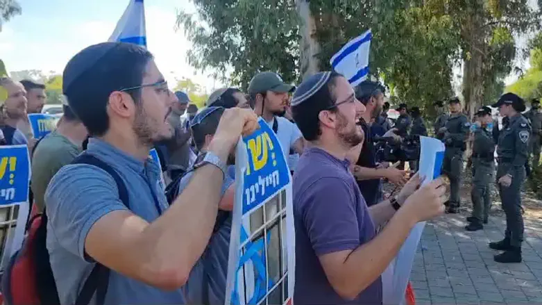 הפגנה מחוץ לבית הדין הצבאי