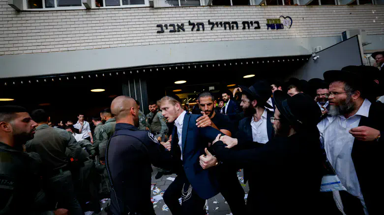 המחאה בבית החייל