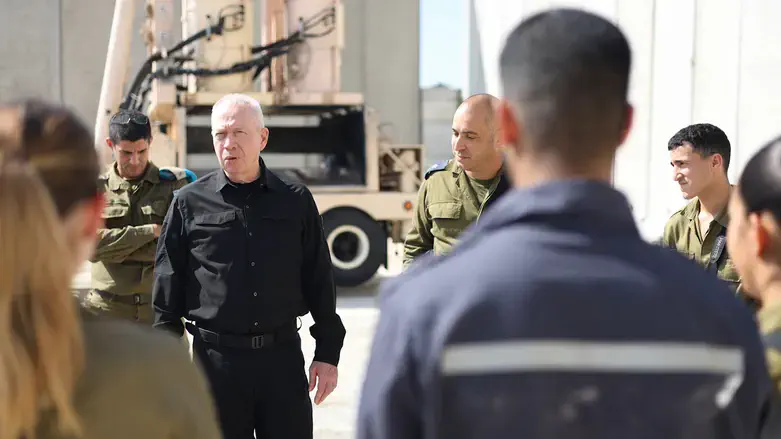 Yoav Gallant with the aerial defense soldiers