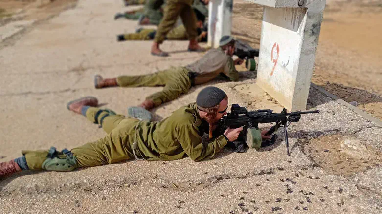 לוחמים מתאמנים על נגב עם מתאם תומר