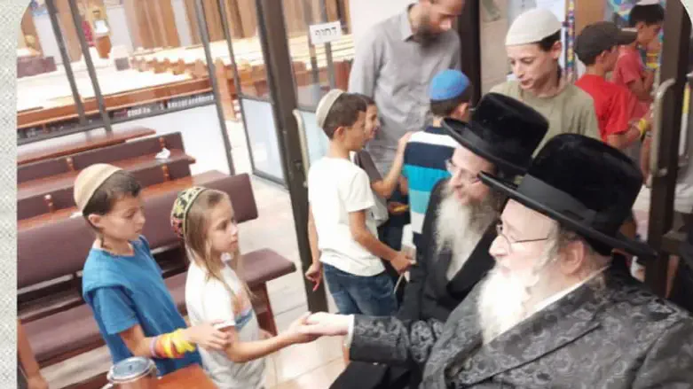 האדמו"ר מספינקא מברך את ילדי שילה