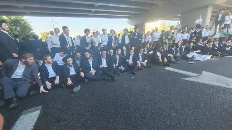 מפגינים מהפלג הירושלמי חוסמים את כביש 4