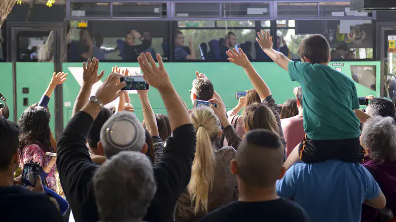 המשפחות נפרדות מהמתגייסים