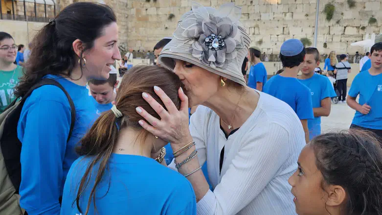 הרבנית ימימה במהלך התפילה בכותל