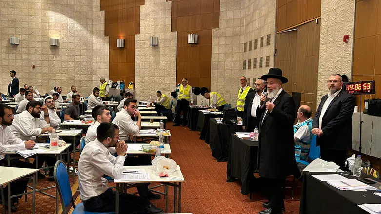 הרב איגרא נואם בפני הנבחנים