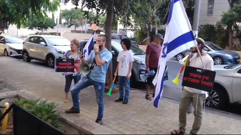 Im Tirtzu protest in front of the Military Advocate General's house