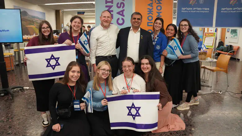 בנות השירות מצפון אמריקה עם השר סופר
