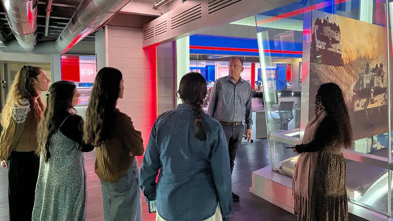 תלמידות המסלול בסיור באולפני כאן 11 עם בני טייטלבוים