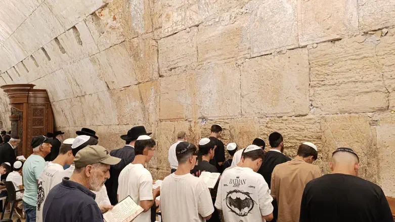 הנערים בכותל