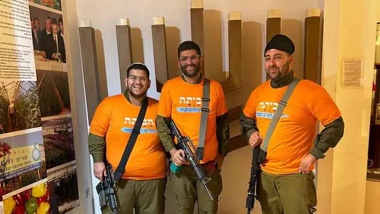 חיילים מבקרים במוזיאון, ברקע: מנורת ביהכ"ס בנצרים