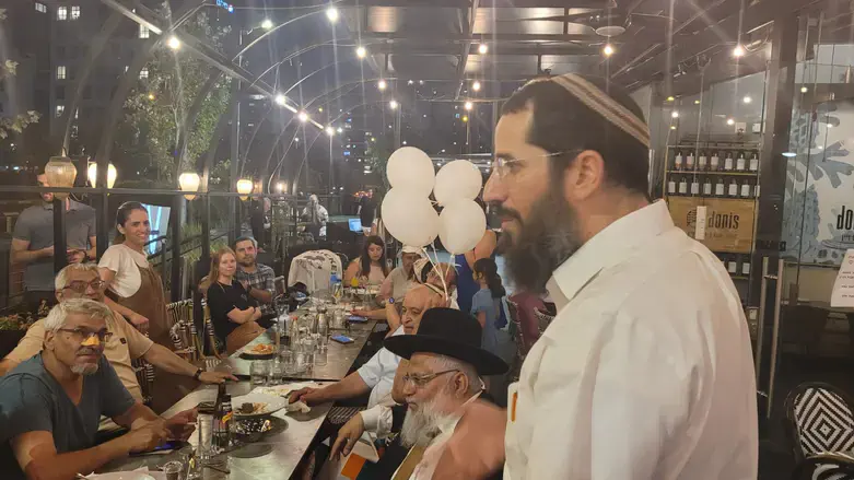 הרב לנקרי מברך את הרב אלחרר