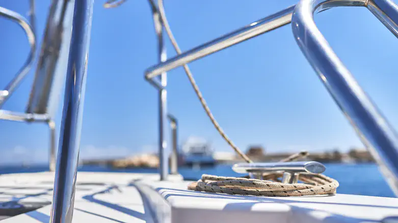 rope tied to a hitch on a boat