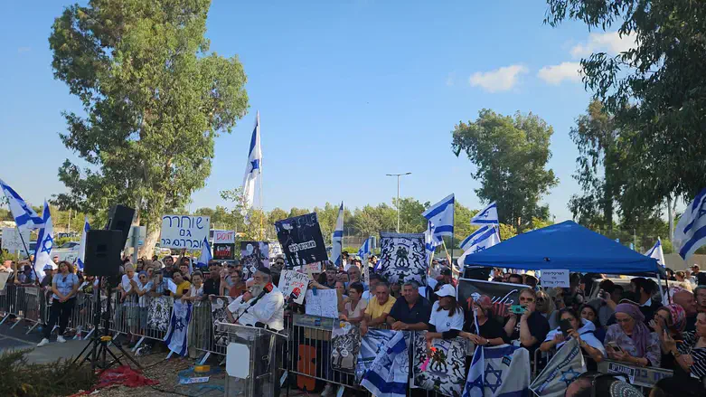 ההפגנה בבית ליד