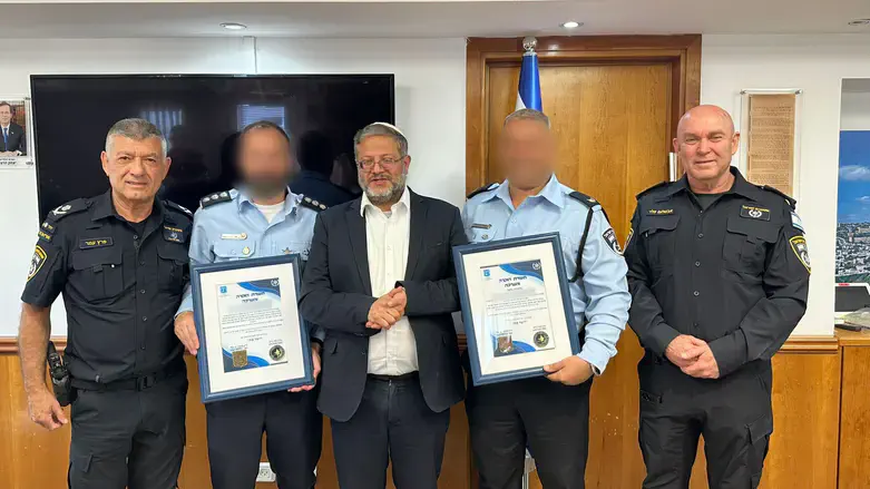 הענקת התעודה לשוטרים