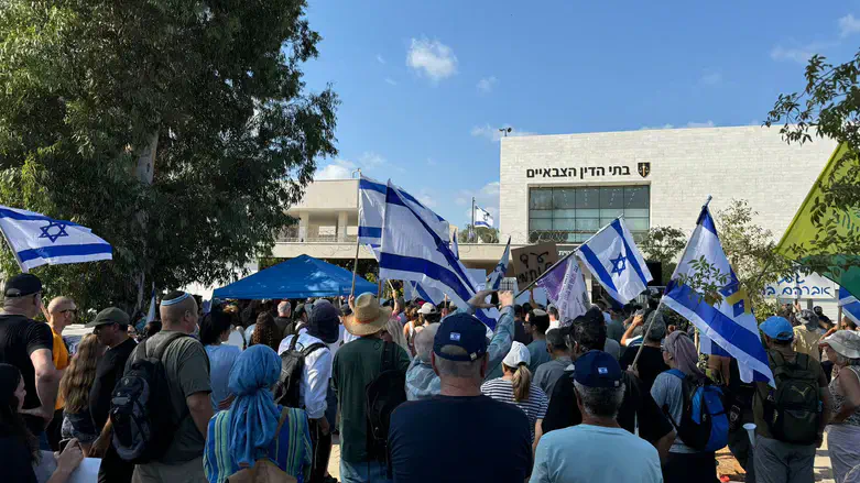 ההפגנה בבית ליד היום