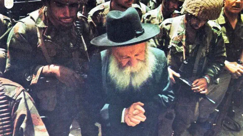 Rav Tzvi Yehuda comes to  liberated Kotel