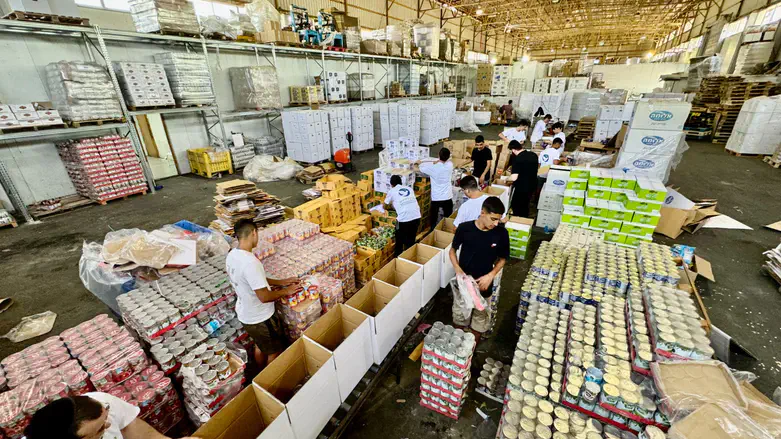 אורזים מנות מזון