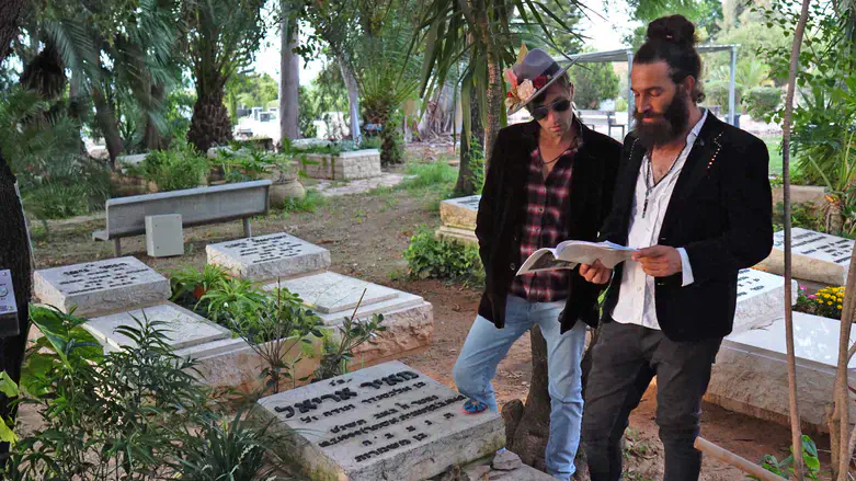 וייס וקלופפר על קברו של מאיר אריאל