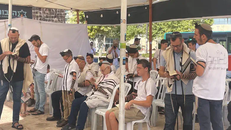 הנחת התפילין במאהל הגבורה