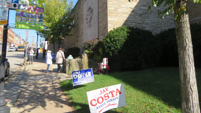 Voters line up outside a voting place in synagogue Shaare Torah, Nov. 2020.