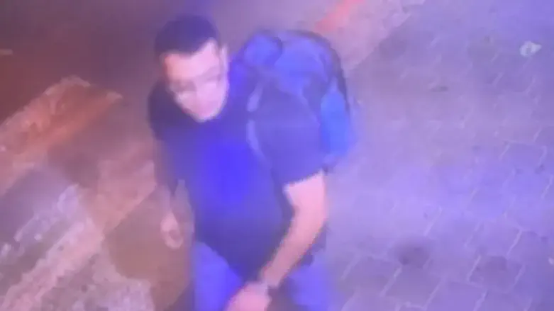 תיעוד: הולך עם מטען החבלה בתיק