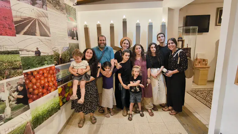 לימור סון הר-מלך ומשפחתה בסיור