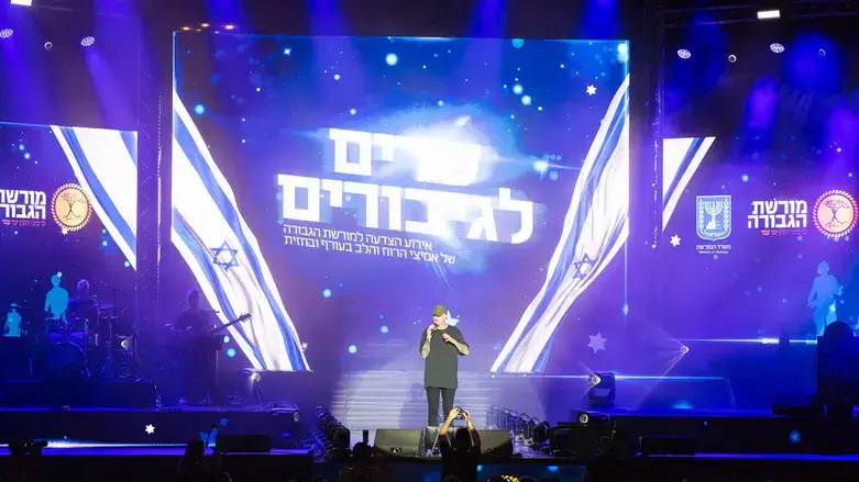 רביב כנר באירוע שרים לגיבורים