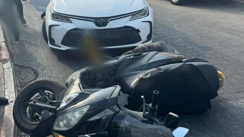 האופנוע והניידת שניזוקה