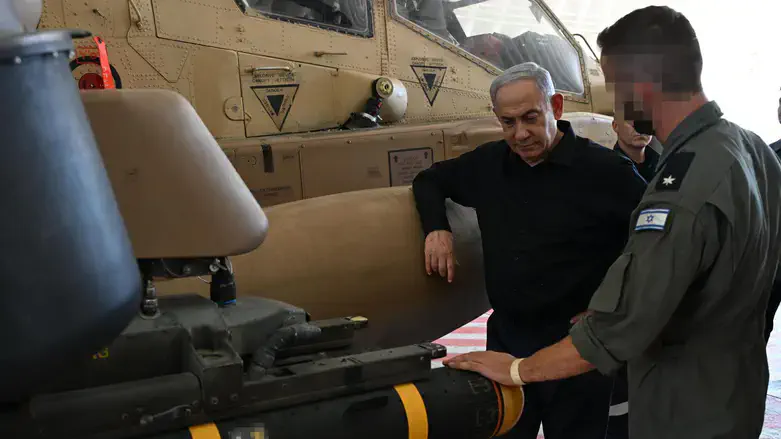 Netanyahu at the airbase