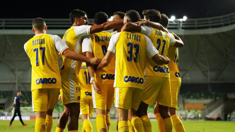 שחקני מכבי חוגגים שלב בתים אירופי