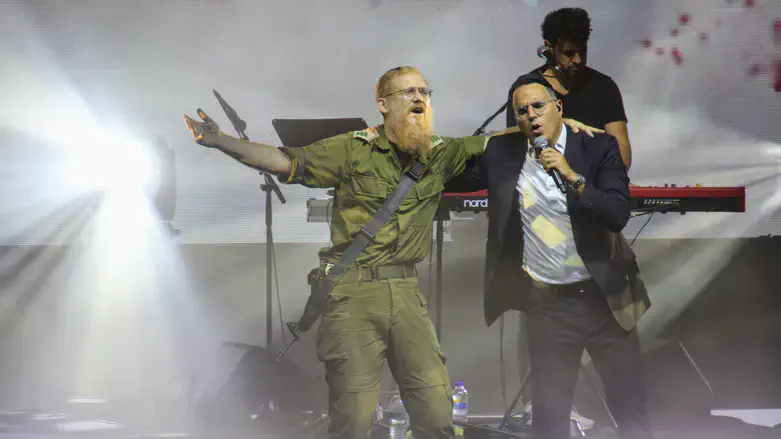 יעקב שוואקי במופע המוקדש לחיילי שורה
