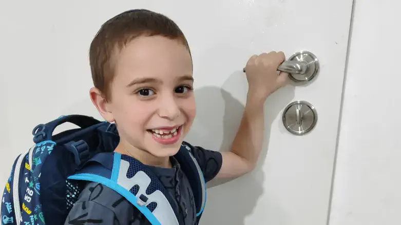 מה יקרה פה כשהנכד שלו יעלה לכיתה א'? הנכד איתן בדרך לבית הספר