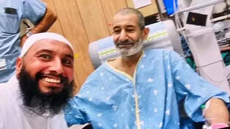 Фархан Аль-Кади (справа) со своим братом