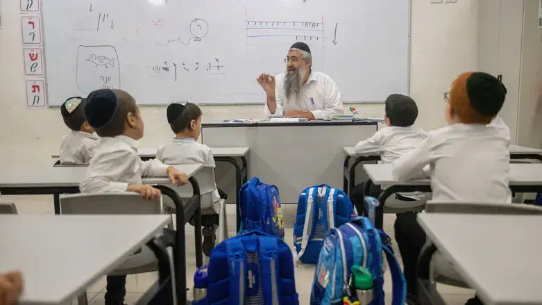 ילדים חרדים לומדים בכיתה