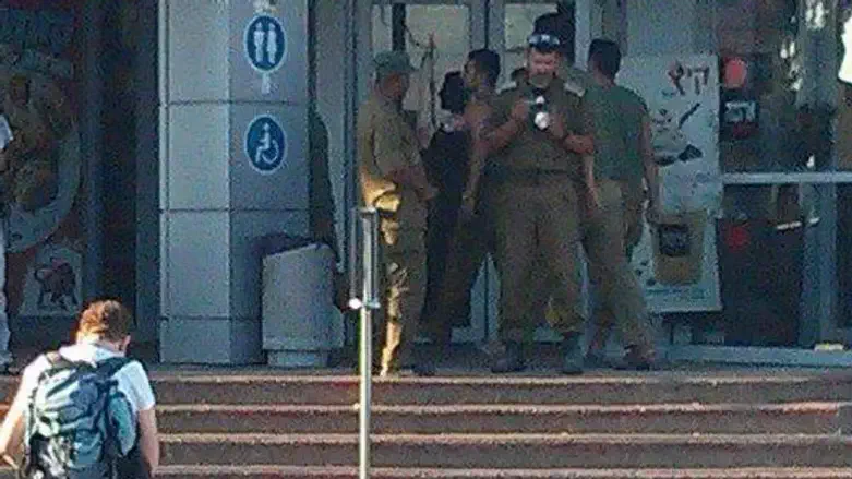 Missionaries trying to convert IDF soldiers