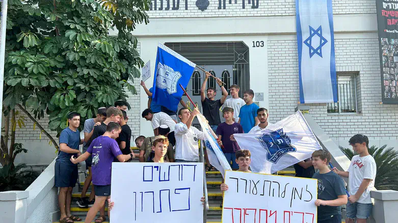 חניכי בני עקיבא בכניסה לבניין העיריה