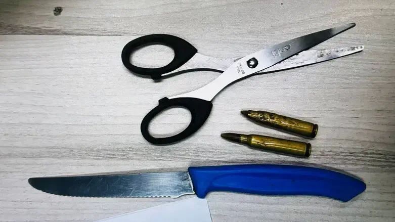 הסכין והמספריים שאותרו על גוף החשוד