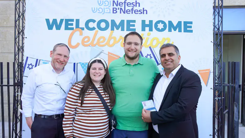 Minister Sofer and Rabbi Fass with Olim