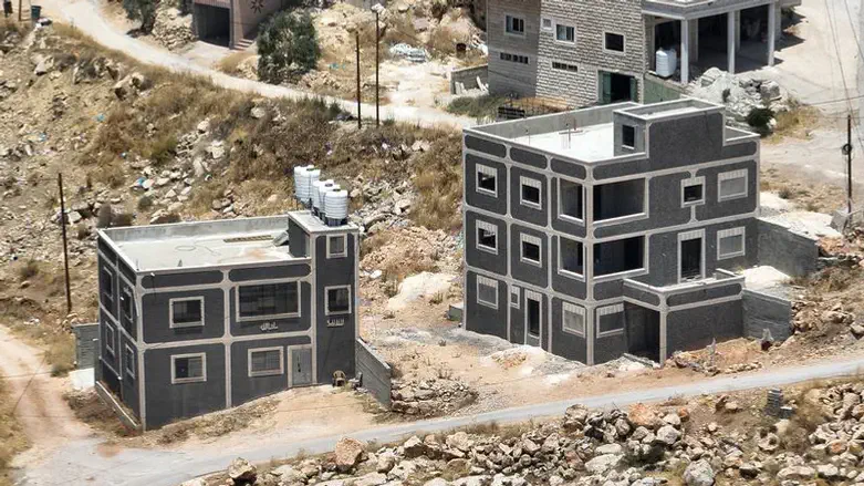 הבנייה הבלתי חוקית בדומא