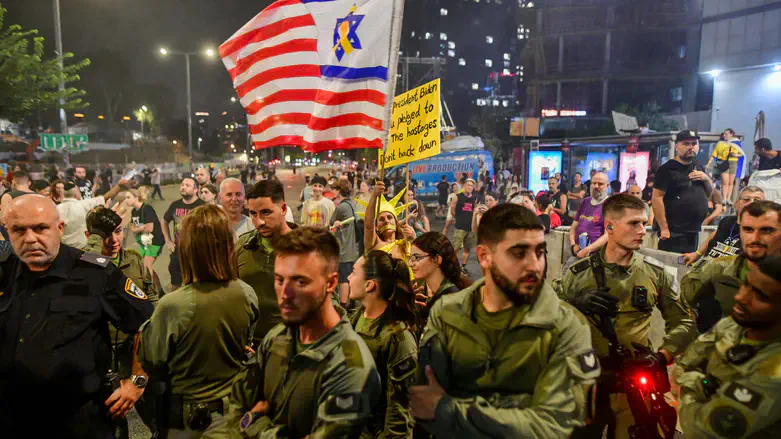 שוטרים בהפגנה, ארכיון